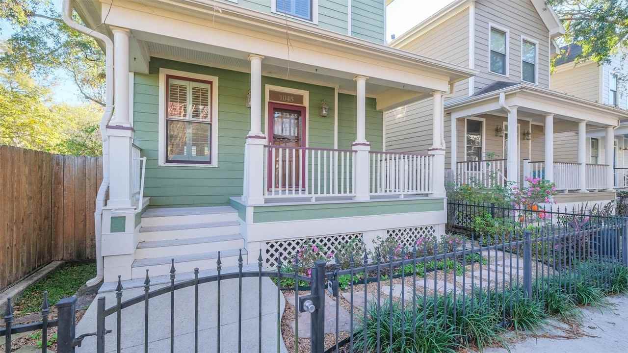 1045 W 16th St - Photo 3 of 40