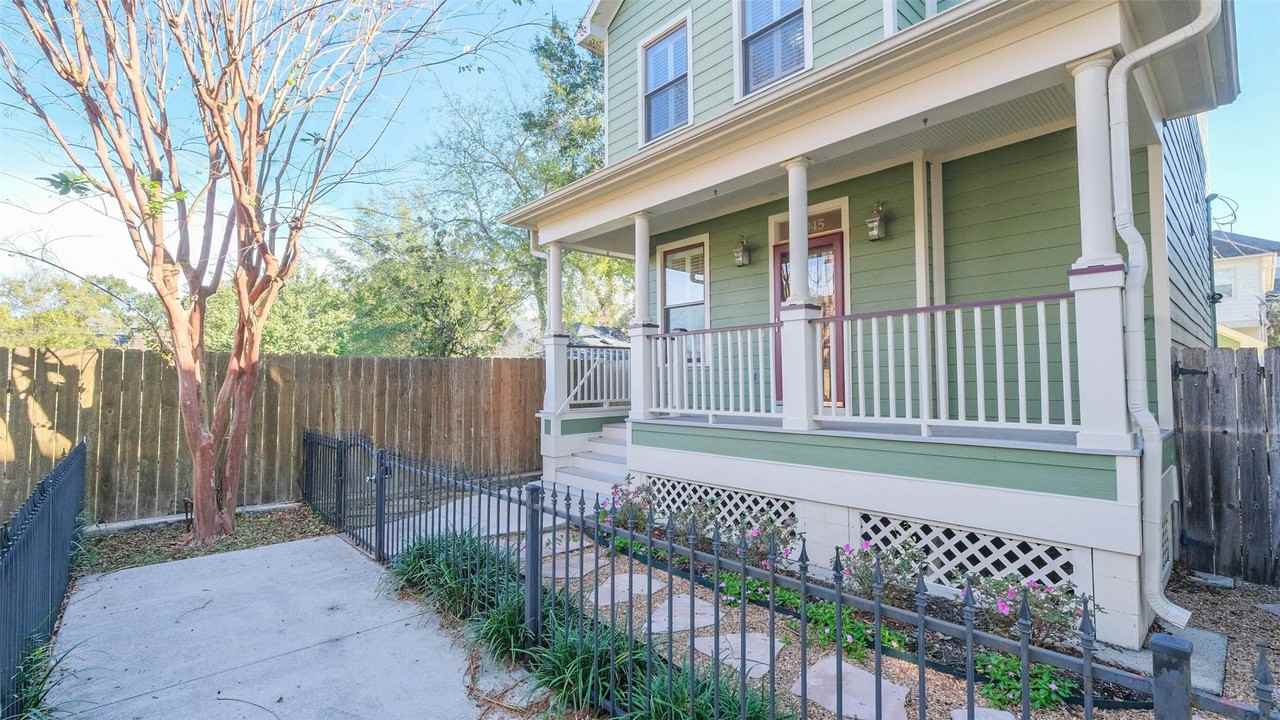 1045 W 16th St - Photo 4 of 40