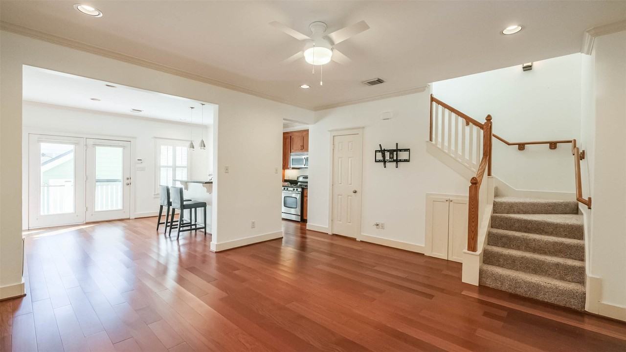 1045 W 16th St - Photo 7 of 40