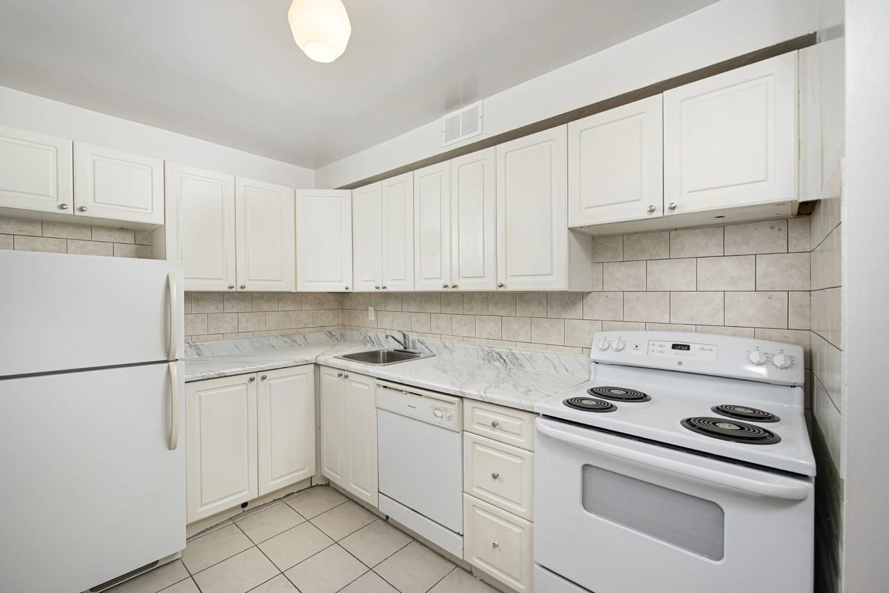 1441 Lawrence Ave East - Photo 4 of 18