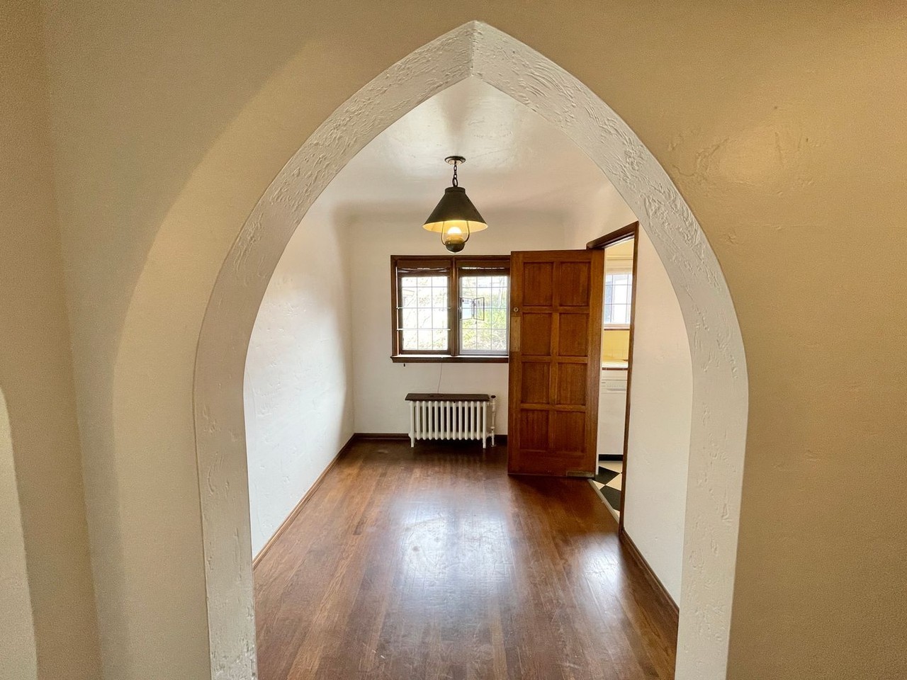 Ten-O-Five Anhalt Apartments - Photo 3 of 17