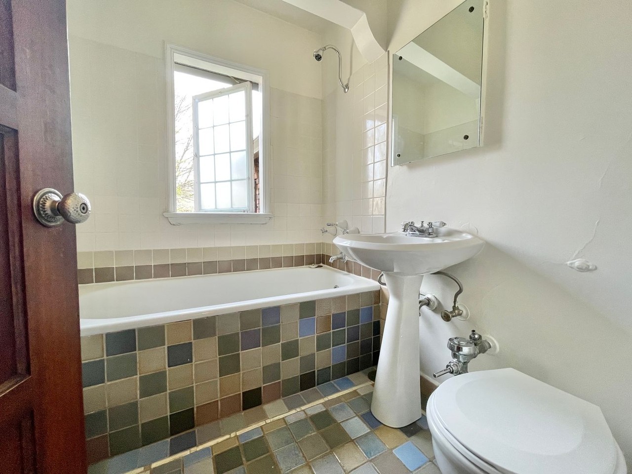 Ten-O-Five Anhalt Apartments - Photo 4 of 17