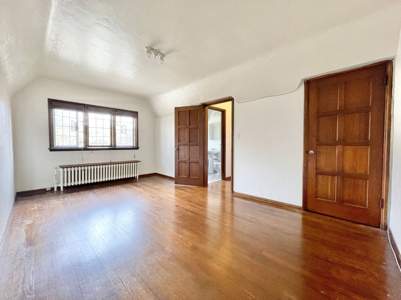 Ten-O-Five Anhalt Apartments - Photo 2 of 17