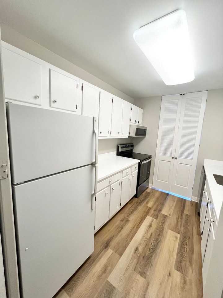 The Town House - Photo 4 of 36