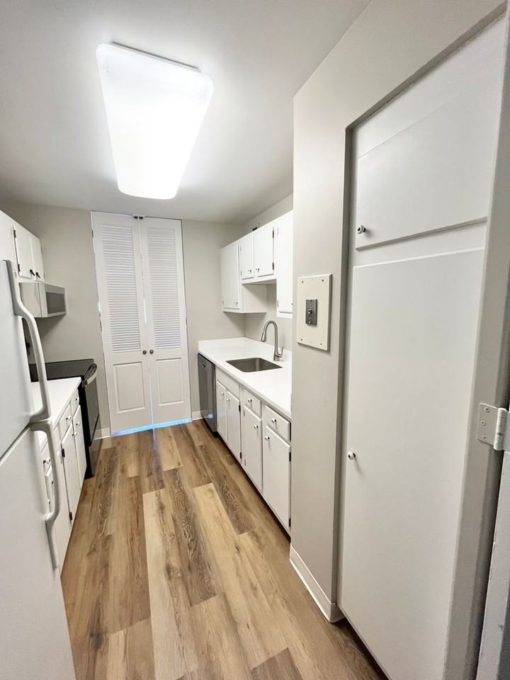 The Town House - Photo 5 of 36
