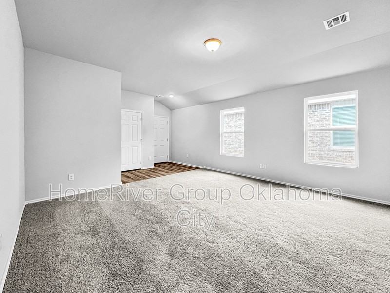 927 Hudson Rd - Photo 3 of 16