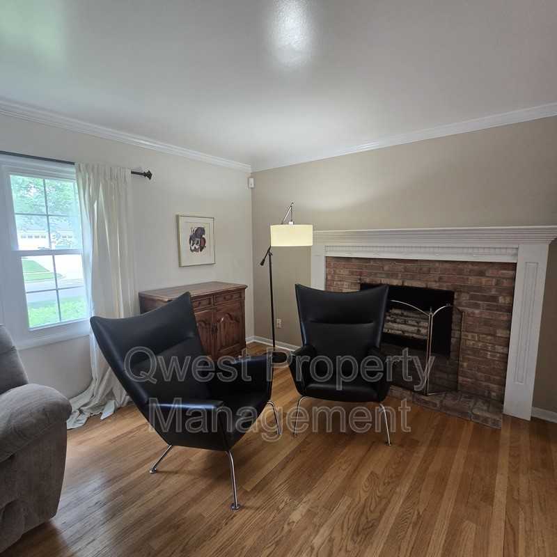 2236 Elmwood Dr Se - Photo 3 of 14