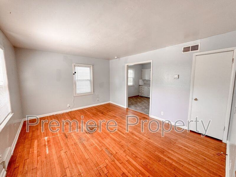 1128 N Union St - Photo 3 of 8
