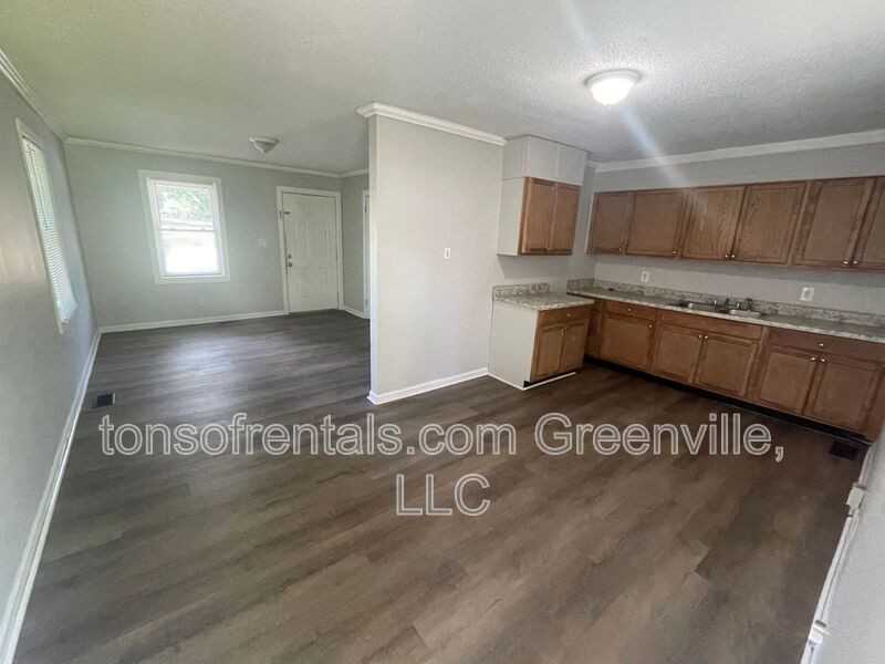 695 Saxon Ave - Photo 2 of 8