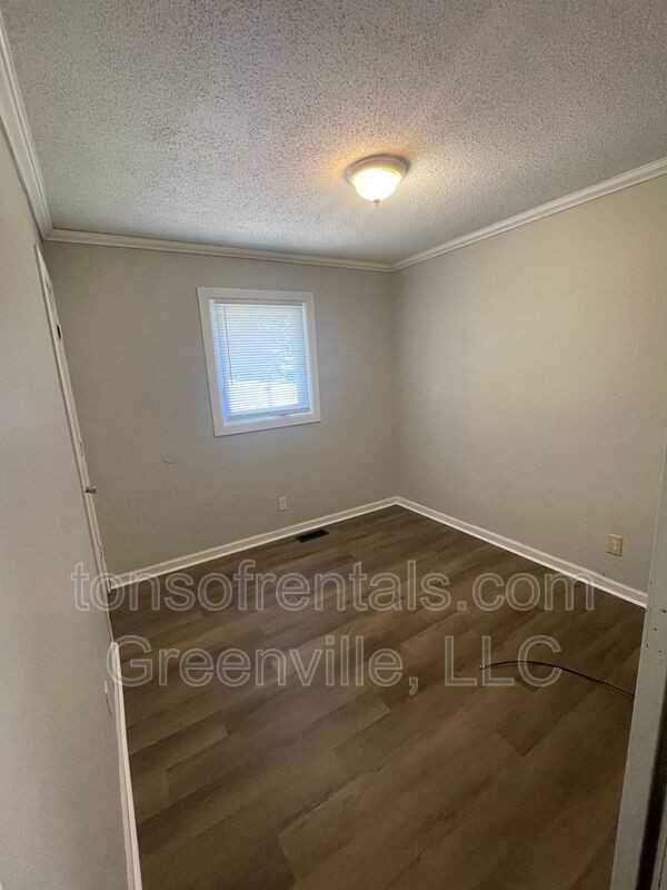 695 Saxon Ave - Photo 3 of 8