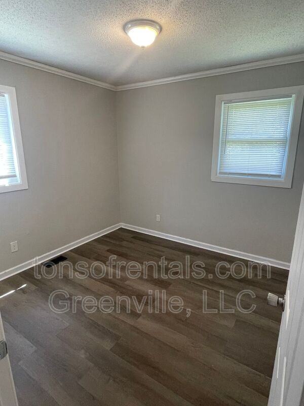 695 Saxon Ave - Photo 4 of 8