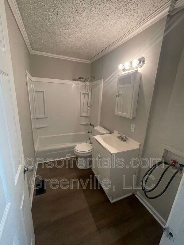 695 Saxon Ave - Photo 5 of 8