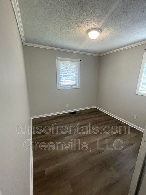 695 Saxon Ave - Photo 6 of 8