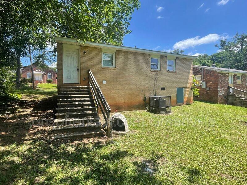695 Saxon Ave - Photo 7 of 8