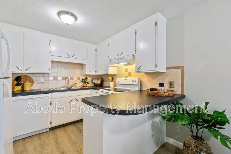 464 W 10th St - Photo 7 of 12