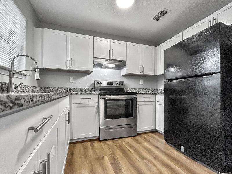 1329 Palmetto St - Photo 3 of 15