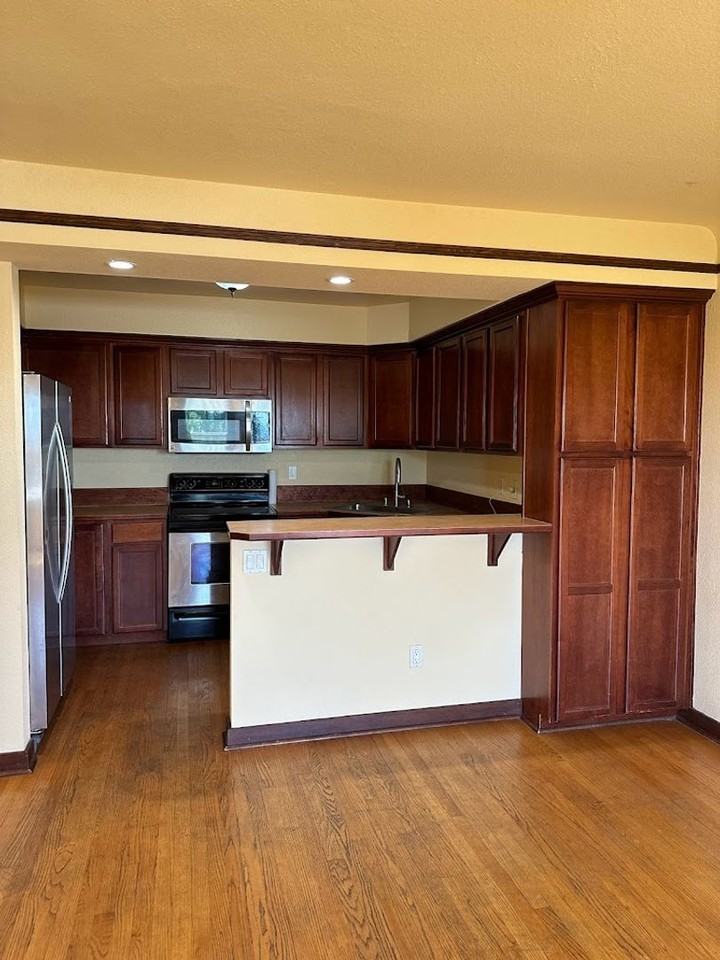 Ella Robert - Photo 3 of 45