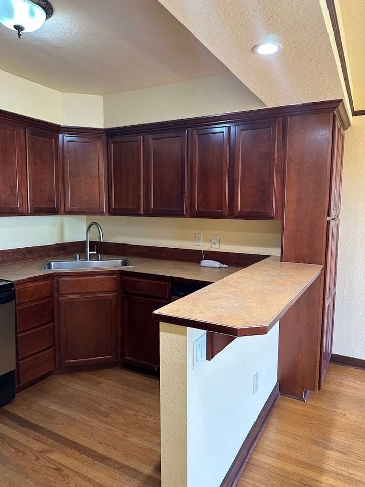 Ella Robert - Photo 4 of 45