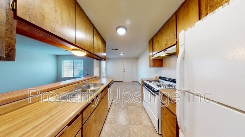 2124 Branstetter Ln - Photo 2 of 15