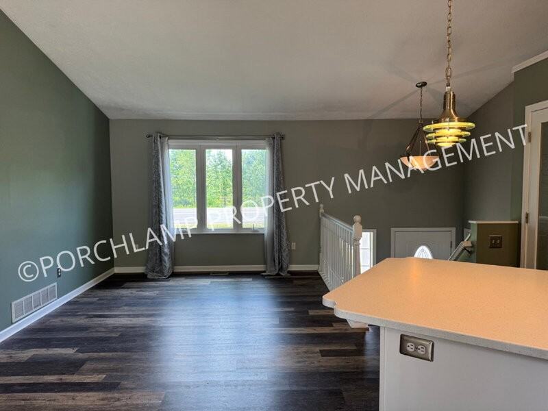6235 Cascade Rd Se - Photo 5 of 17