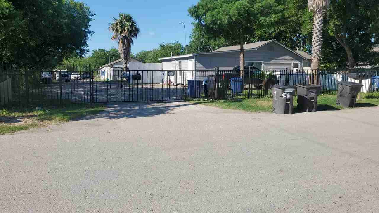 JOHN Z - DORSEY - Photo 2 of 17