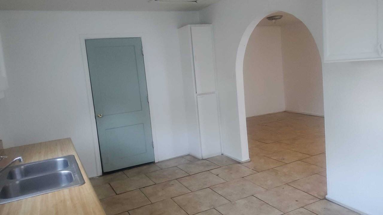 JOHN Z - DORSEY - Photo 3 of 17