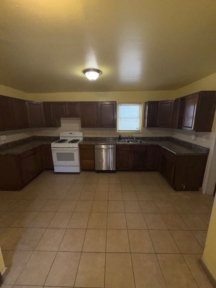 1115 N Elliott St - Photo 4 of 10