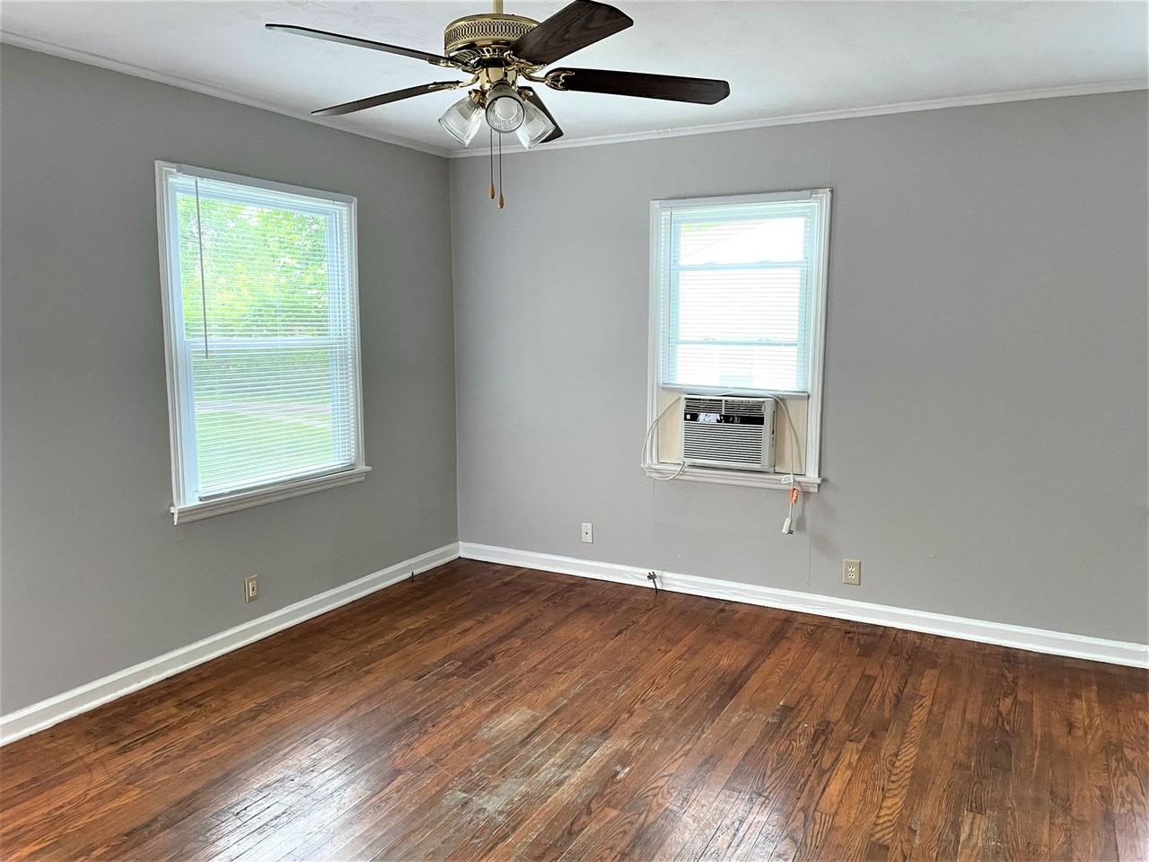 203 Sunset Ct - Photo 3 of 9