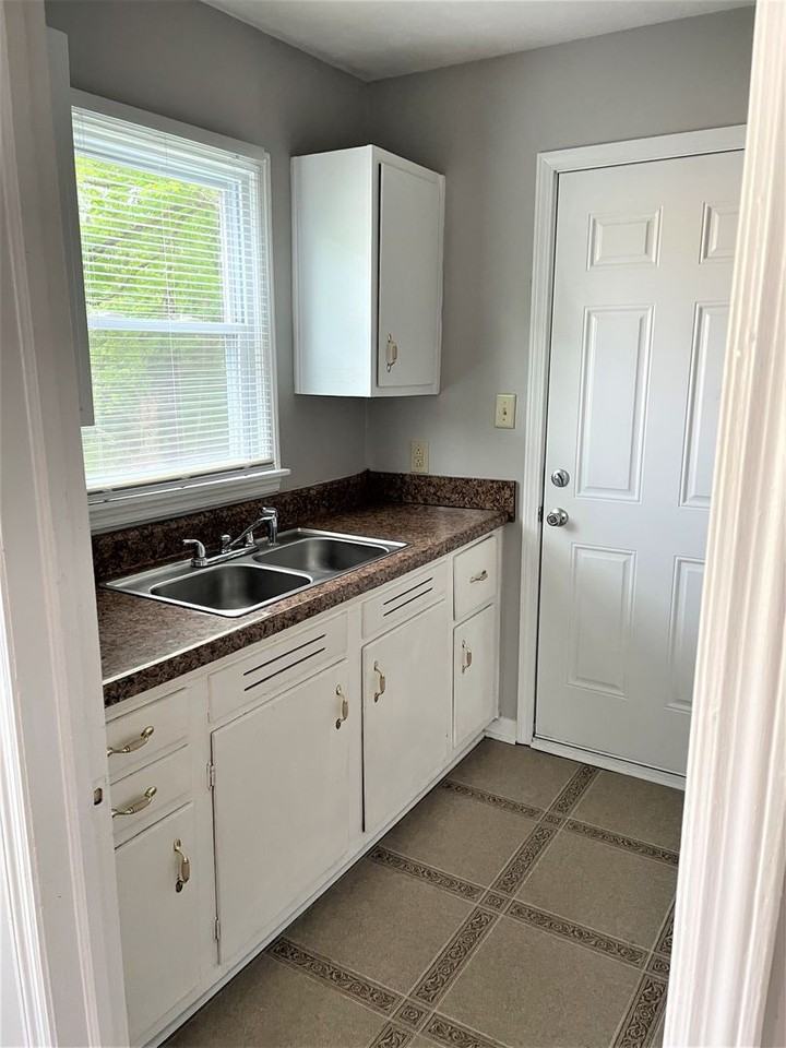 203 Sunset Ct - Photo 4 of 9