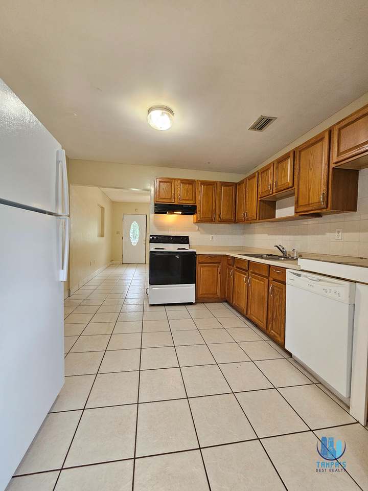 2235 Lakeview St - Photo 3 of 16