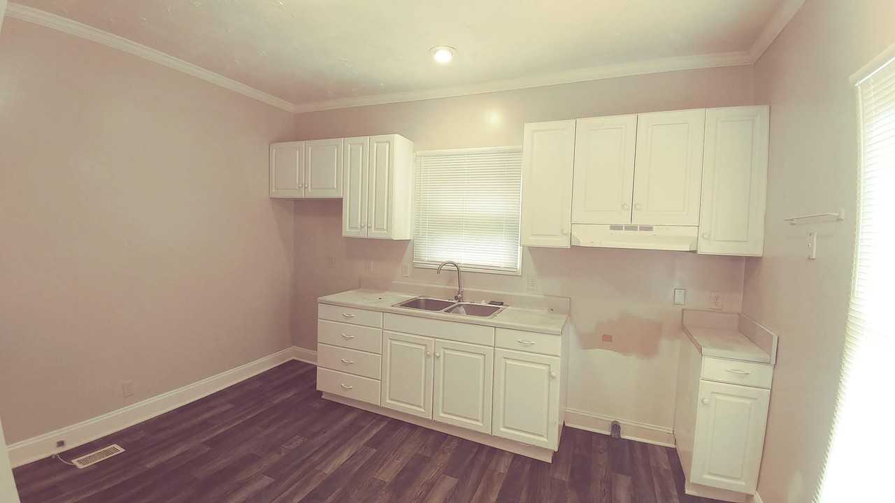 621 N Mountain St - Photo 2 of 11