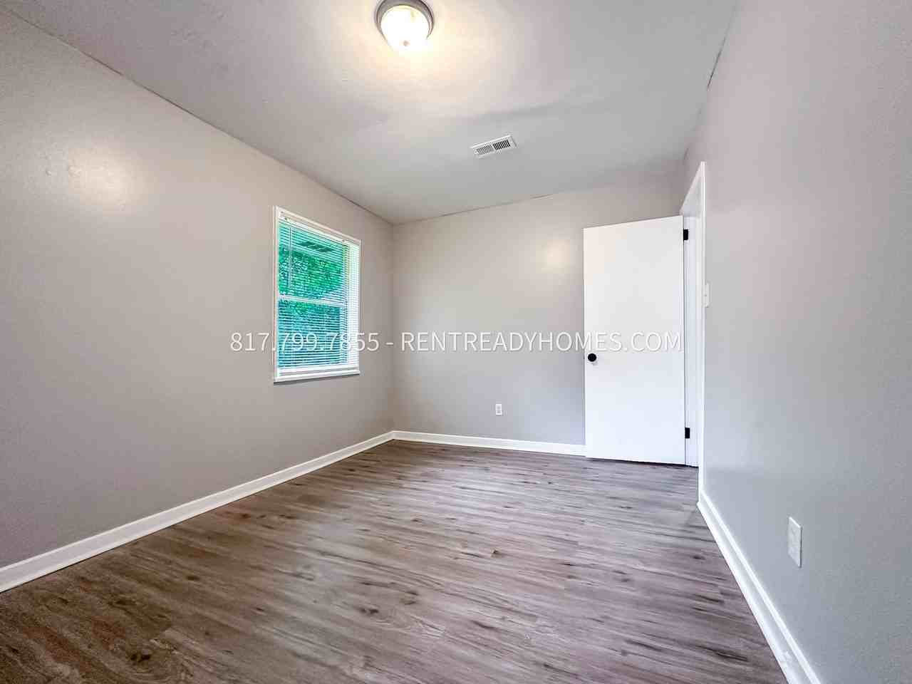 405 Midway St - Photo 4 of 8