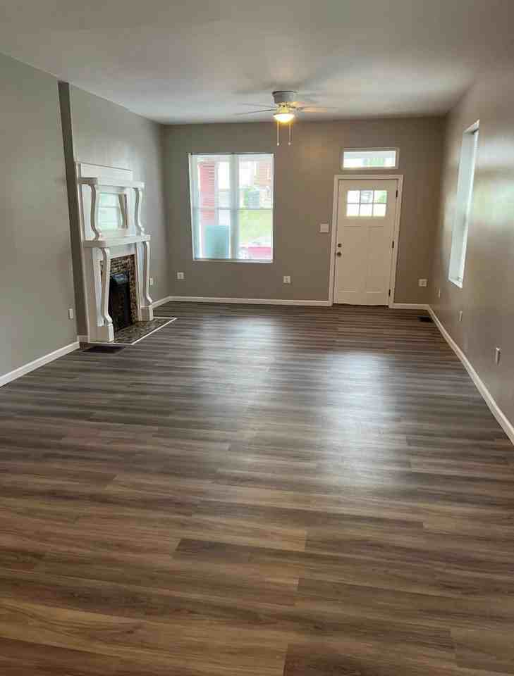 2321 Flora - Photo 3 of 11