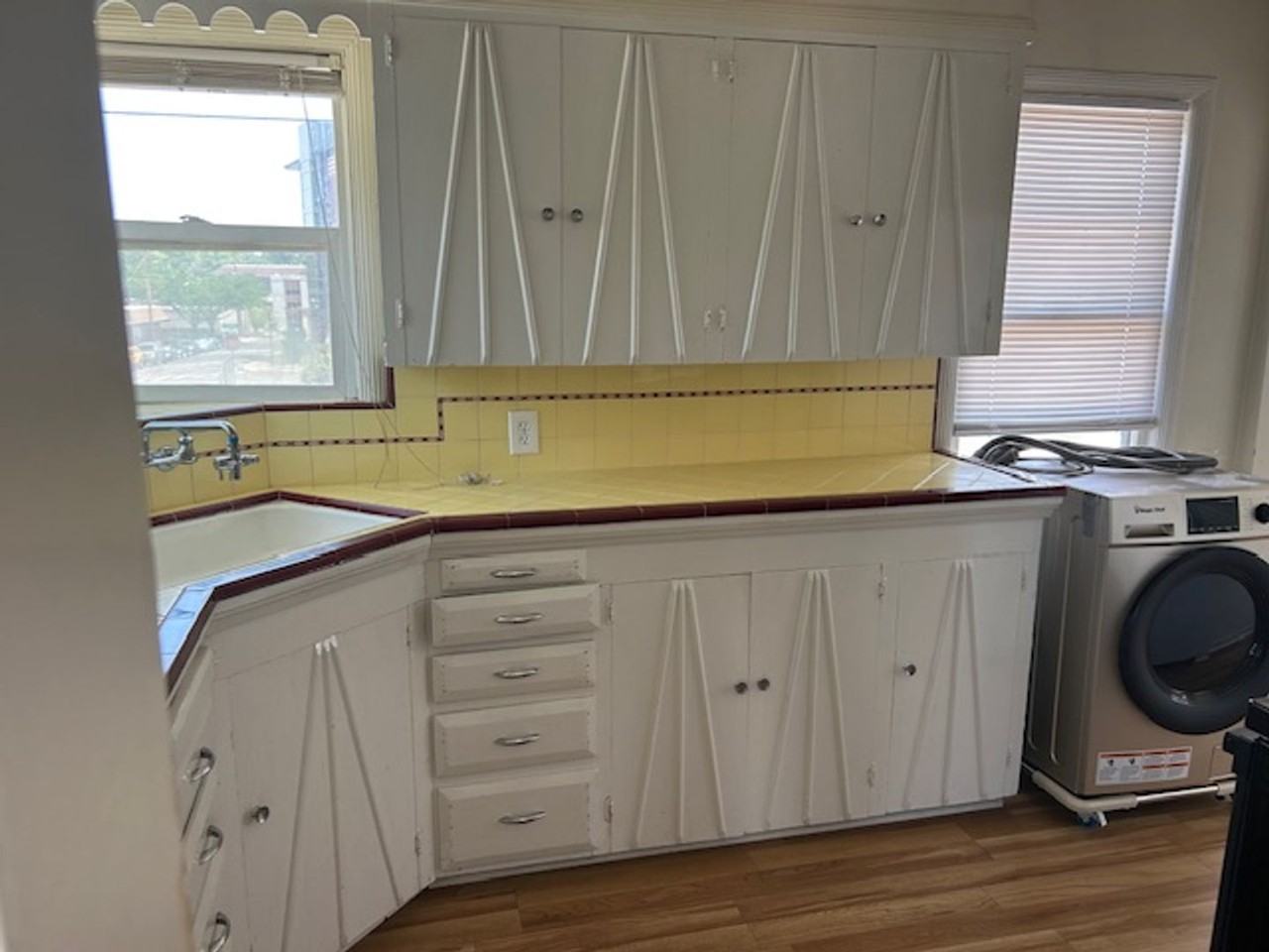 210 W 11th St - Photo 2 of 5