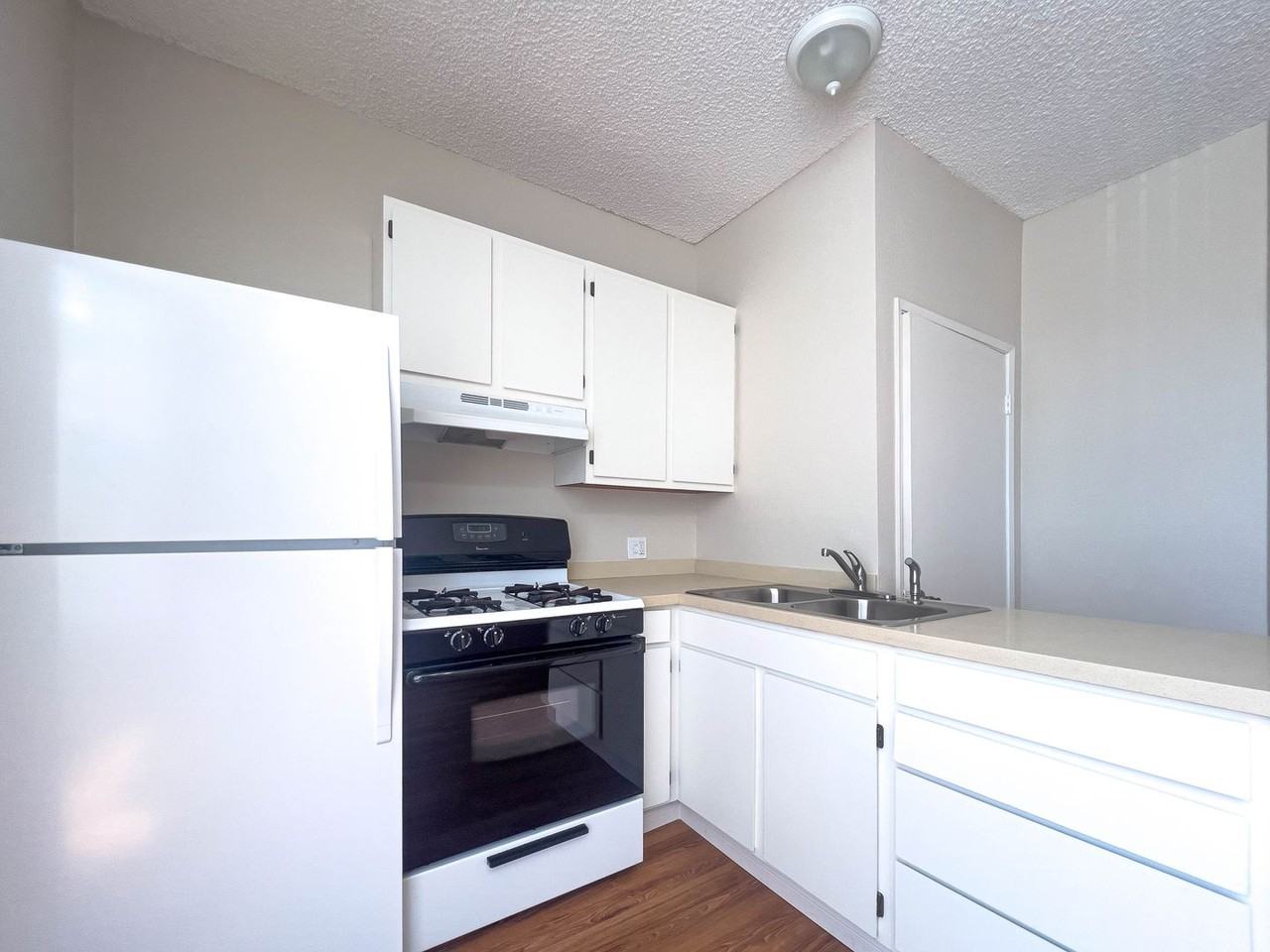 10256 Mcclemont Ave - Photo 7 of 10