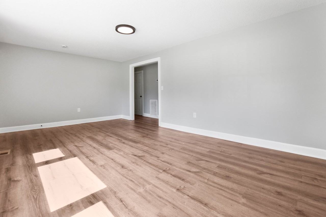 2447 Whitfield Rd - Photo 4 of 16