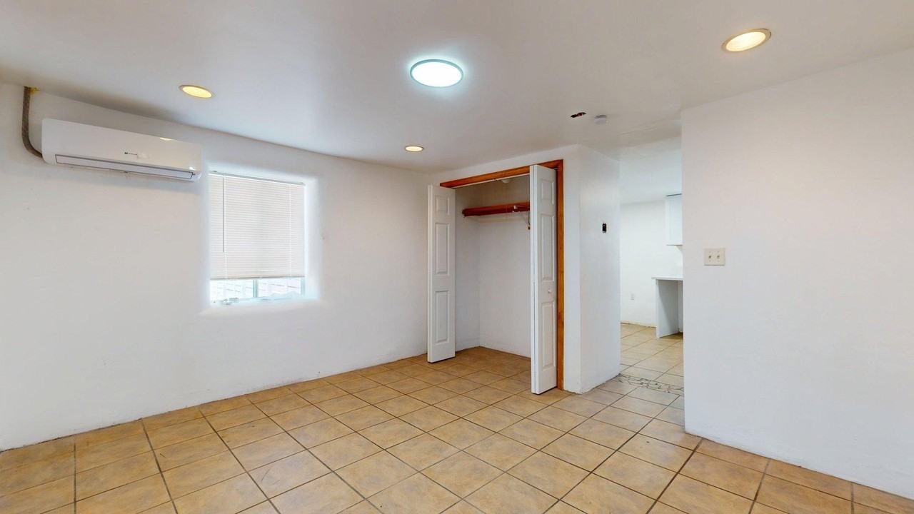 1207 Barelas St Sw #C - Photo 6 of 13