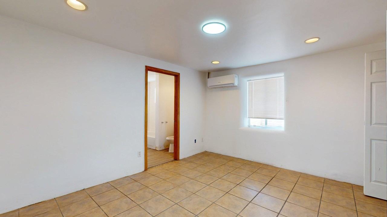 1207 Barelas St Sw #C - Photo 2 of 12