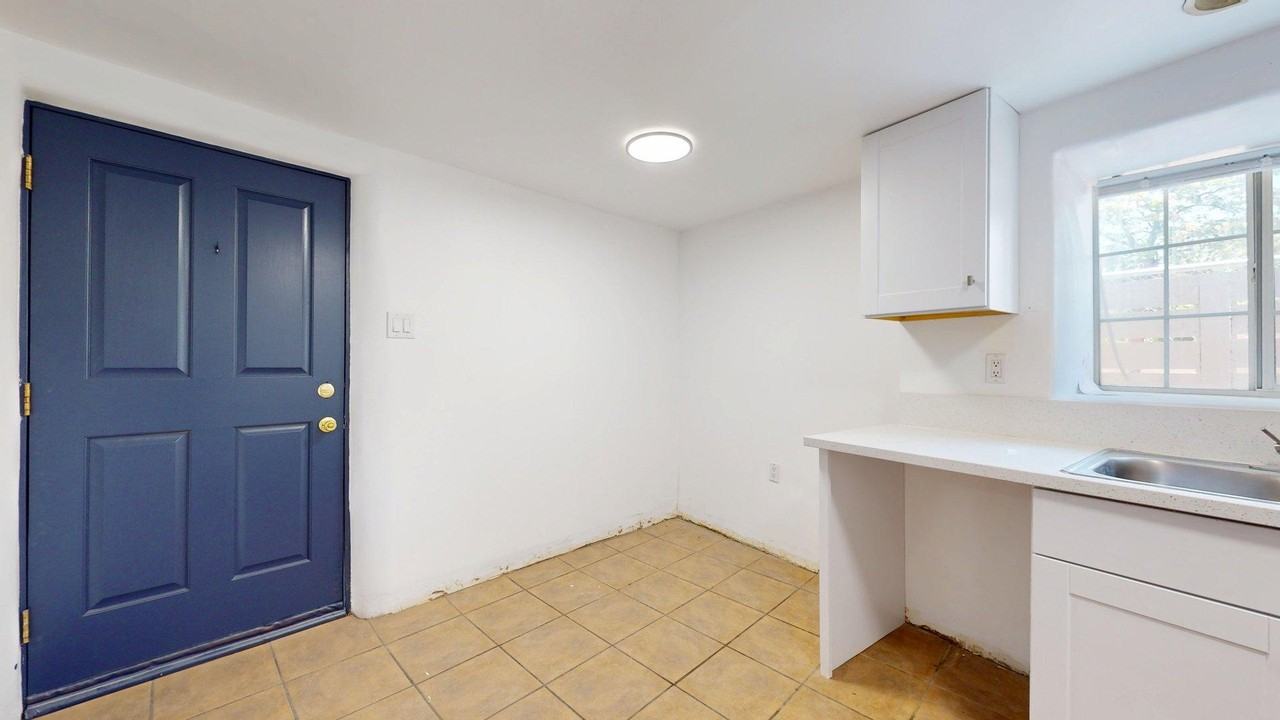 1207 Barelas St Sw #C - Photo 3 of 12