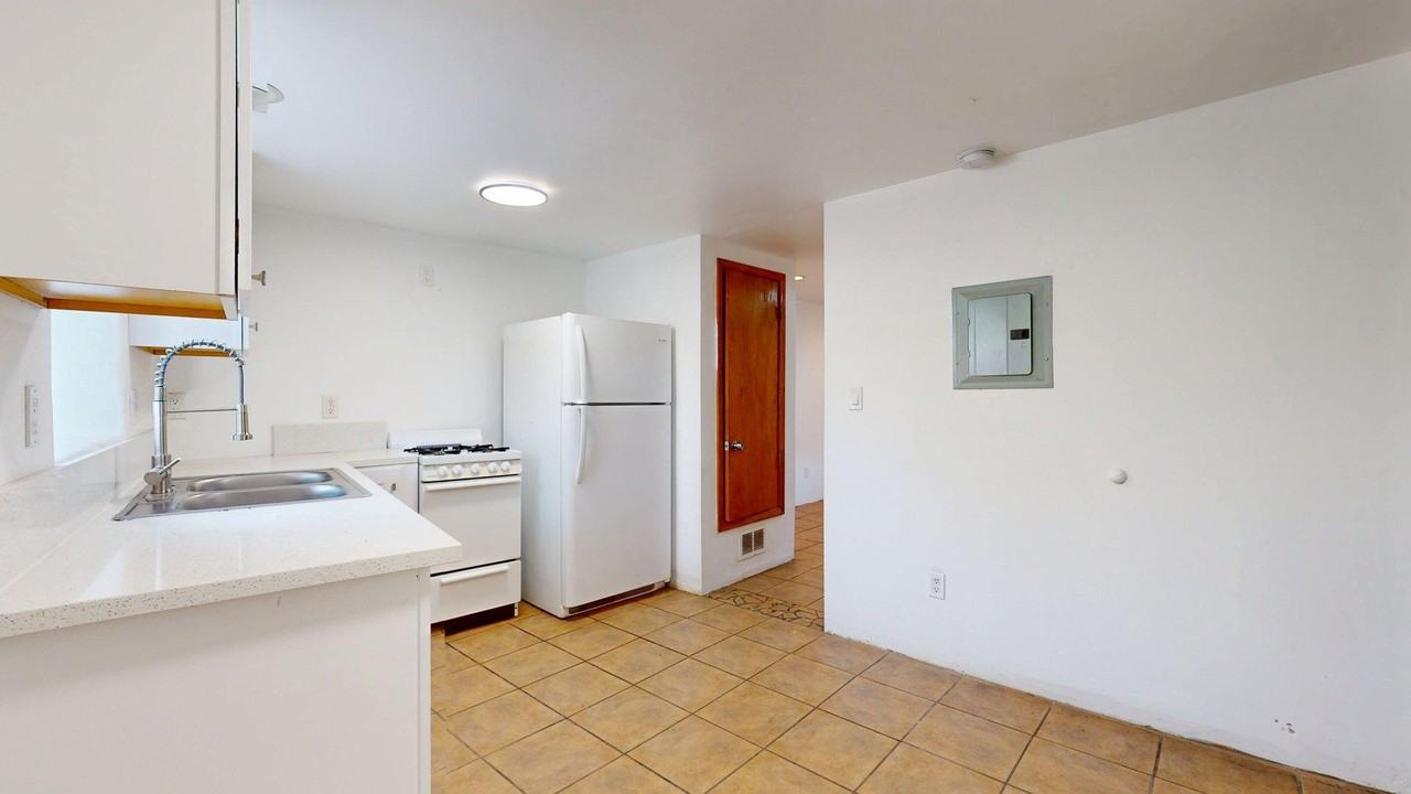 1207 Barelas St Sw #C - Photo 5 of 12