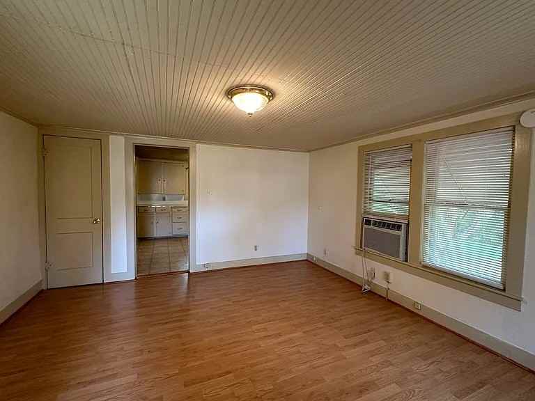 E Charnwood St #B - Photo 3 of 7