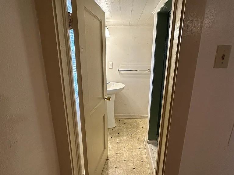 E Charnwood St #B - Photo 6 of 7