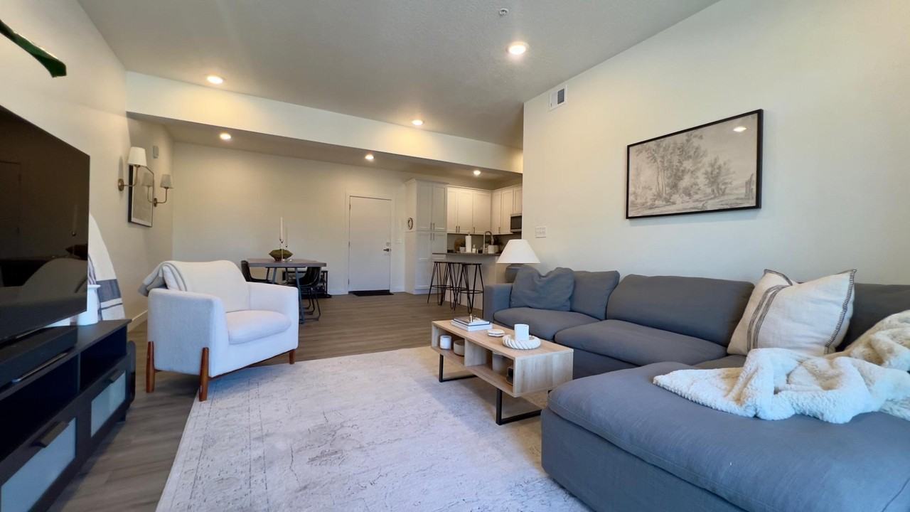 ARLINGTON POINTE APARTMENTS - Photo 2 of 10