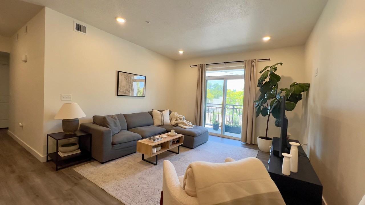 ARLINGTON POINTE APARTMENTS - Photo 4 of 10