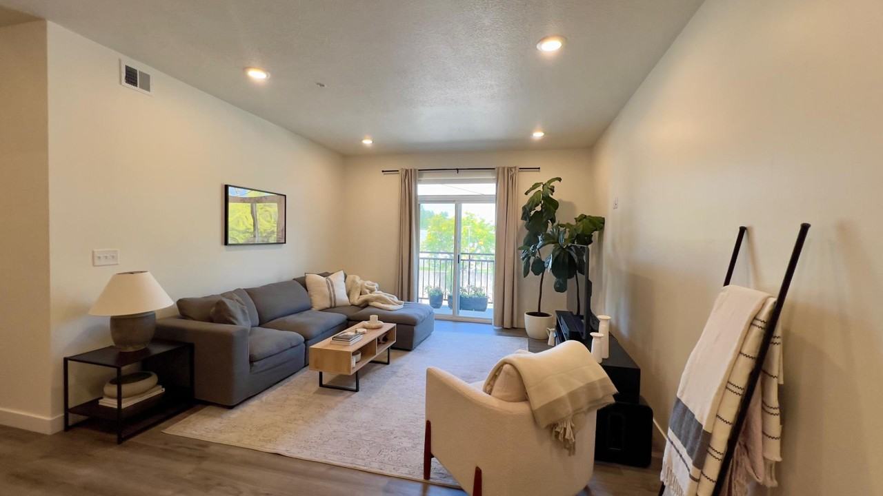 ARLINGTON POINTE APARTMENTS - Photo 5 of 10