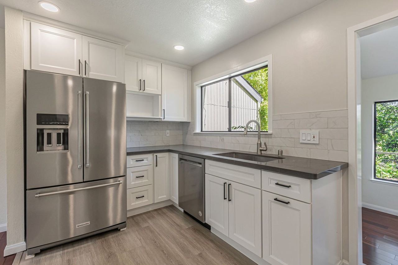 916 Rosette Ter - Photo 3 of 24