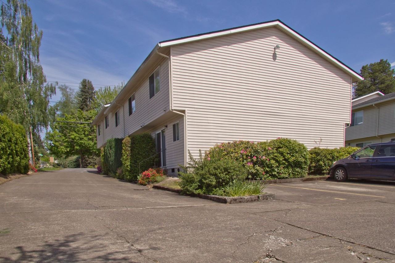 4748 Sw Vermont St - Photo 2 of 24