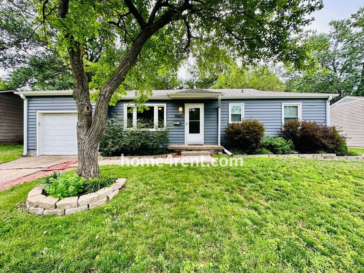 7947 Reeds Rd - Photo 2 of 36