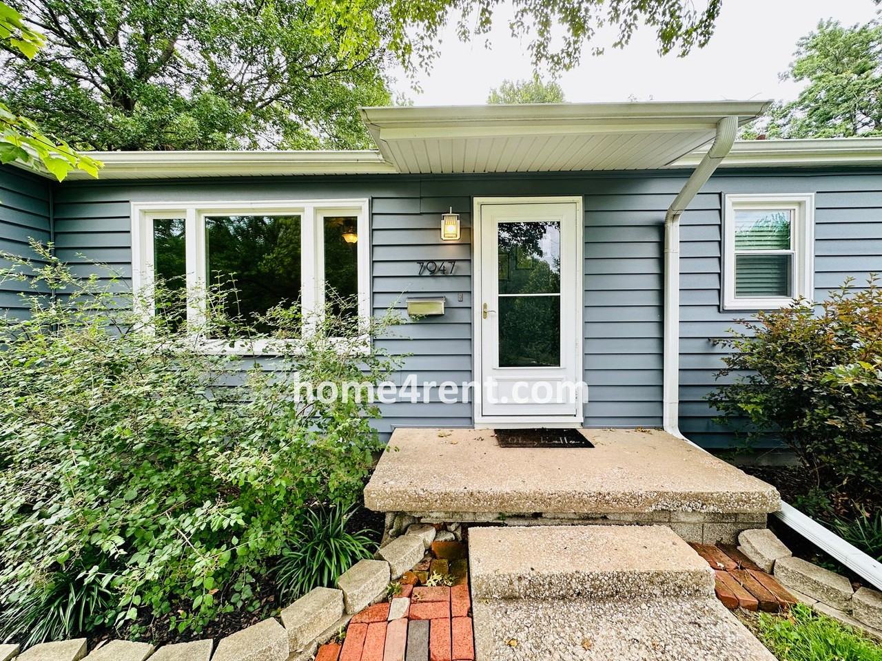 7947 Reeds Rd - Photo 3 of 36