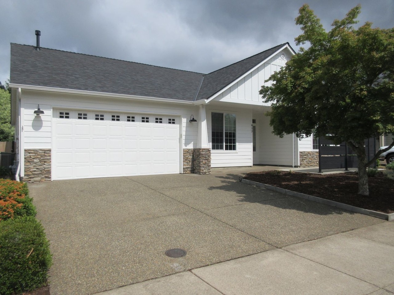 917 Pioneer Dr - Photo 2 of 32